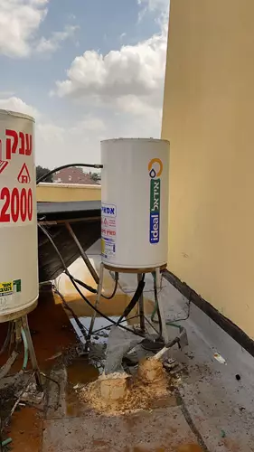 התקנת דוד שמש על גג בניין קומות